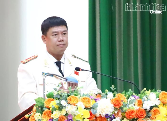 Đại tá Nguyễn Đình Thuận Hải - Phó Giám đốc Công an tỉnh đọc diễn văn ôn lại 80 năm Ngày truyền thống lực lượng An ninh nhân dân.