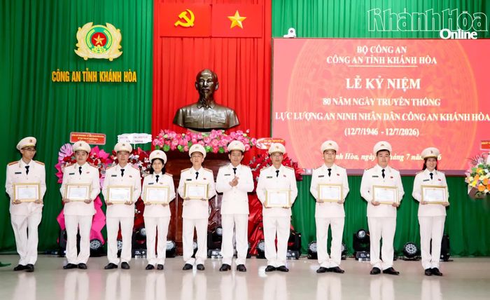 Đại tá Phạm Anh Tuấn - Phó Giám đốc Công an tỉnh trao giấy khen cho các cá nhân.