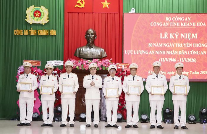 Đại tá Nguyễn Quân - Phó Bí thư Đảng ủy, Phó Giám đốc Công an tỉnh trao giấy khen cho các tập thể.