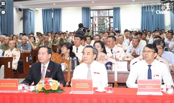 Các đồng chí: Hồ Xuân Trường, Lê Hữu Trí, Nguyễn Thanh Hà và các đại biểu tham dự buổi lễ.