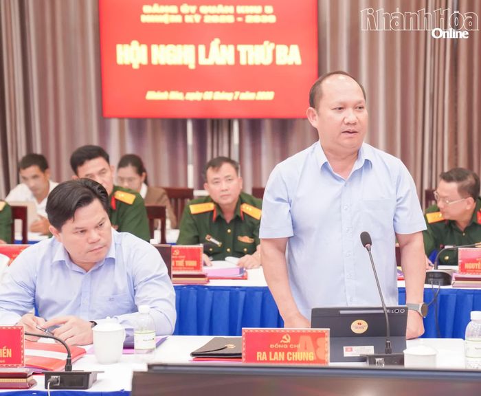 Phó Bí thư Thường trực Tỉnh ủy, Chủ tịch HĐND tỉnh Gia Lai Ra Lan Chung phát biểu tại hội nghị.