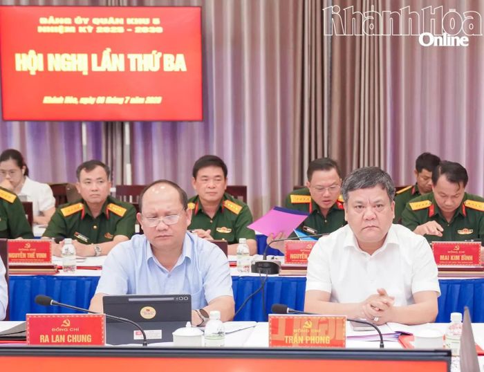 Bí thư Tỉnh ủy Khánh Hòa Trần Phong và các đại biểu dự hội nghị.