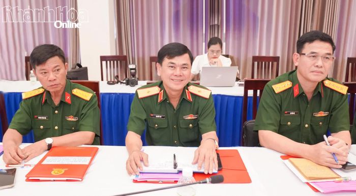 Thiếu tướng Nguyễn Túy, Đại tá Trương Thành Việt cùng các đại biểu dự hội nghị.
