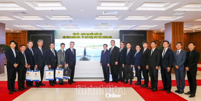 Các thành viên đoàn công tác chụp hình lưu niệm cùng Thường trực HĐND tỉnh Khánh Hòa.