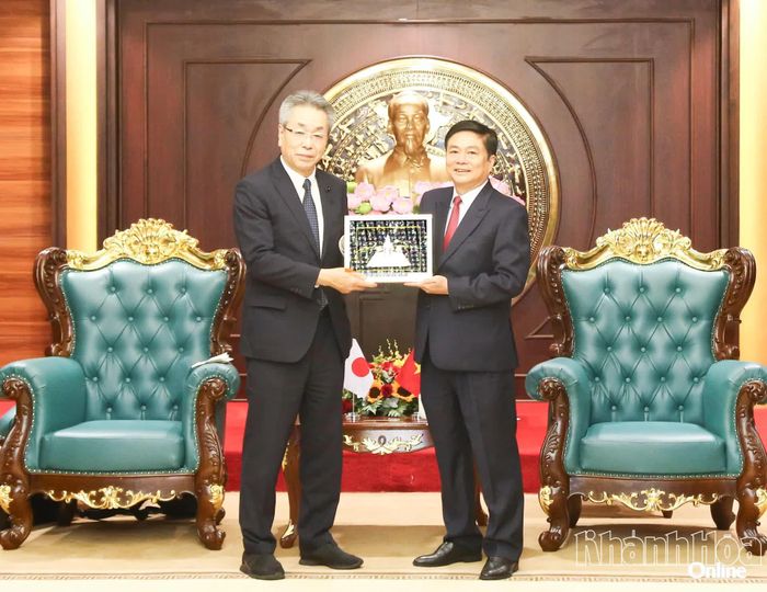 Đồng chí Lữ Thanh Hải trao quà lưu niệm cho ông Kobayashi Hidenori.