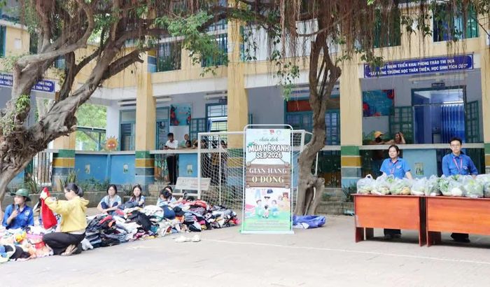 Khu vực "Gian hàng 0 đồng" tặng quần áo và nhu yếu phẩm cho người dân có hoàn cảnh khó khăn.