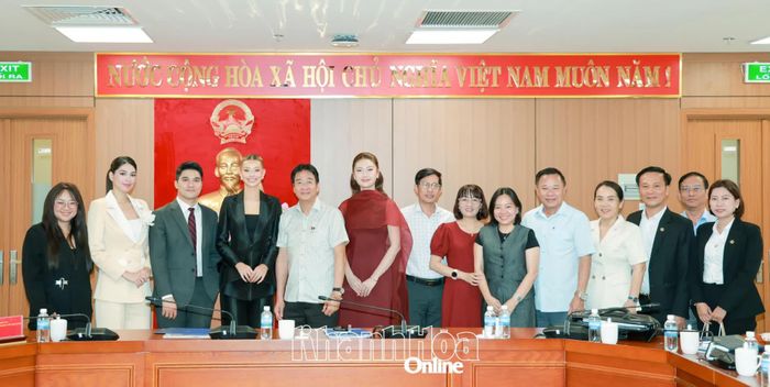 Đồng chí Nguyễn Long Biên cùng lãnh đạo các sở, ban, ngành, địa phương chụp hình lưu niệm với đại diện đơn vị tổ chức sự kiện và các hoa hậu, á hậu.
