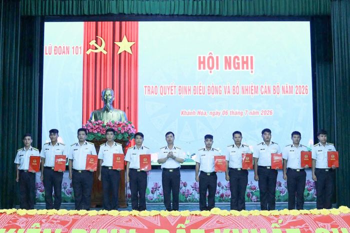 Thủ trưởng lữ đoàn trao các quyết định công tác cán bộ.