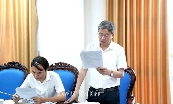Lãnh đạo Sở Giáo dục và Đào tạo báo cáo công tác chuẩn bị buổi lễ.