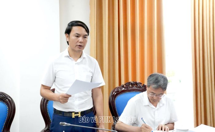 Lãnh đạo Ban Quản lý dự án đầu tư xây dựng Lai Châu tham gia ý kiến tại cuộc họp.