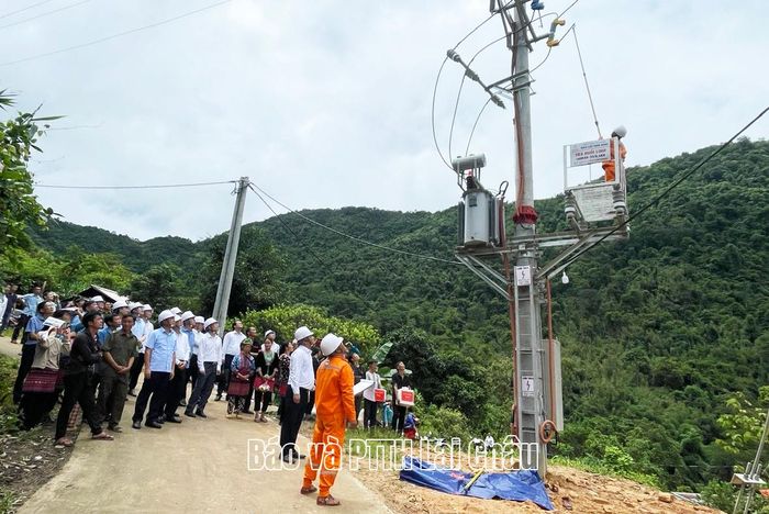 Công nhân điện lực thực hiện nghi thức đóng điện.