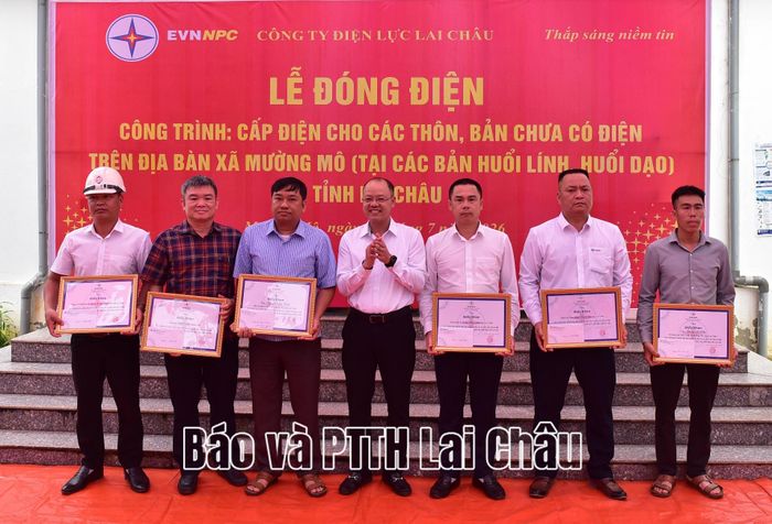 Đại diện Công ty Điện lực Lai Châu tặng giấy khen cho các tập thể có thành tích xuất sắc trong thực hiện dự án đầu tư cấp điện lưới quốc gia cho các bản chưa có điện trên địa bàn tỉnh.