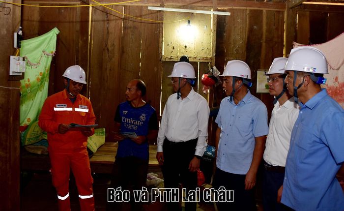Các đồng chí lãnh đạo UBND tỉnh, Sở Công thương, Công ty Điện lực Lai Châu và đại diện cấp ủy, chính quyền địa phương thăm hỏi, động viên và chúc mừng các hộ dân được sử dụng điện lưới quốc gia.