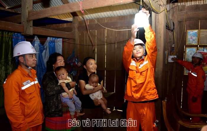 Công nhân điện lực lắp điện cho các hộ dân.