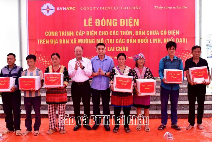 ... tặng quà cho các hộ dân.