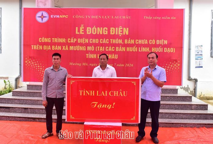 Đồng chí Nguyễn Sỹ Cảnh - Phó Chủ tịch UBND tỉnh tặng quà của UBND tỉnh cho 2 bản: Huổi Dạo và Huổi Lính.
