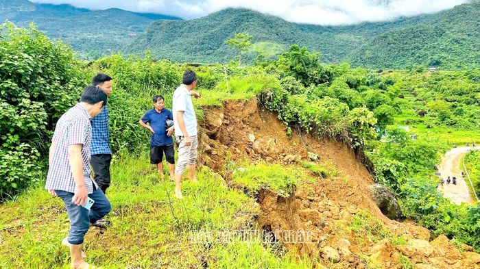 Xuất hiện nhiều vết nứt, sạt trượt phía trên ta luy dương.