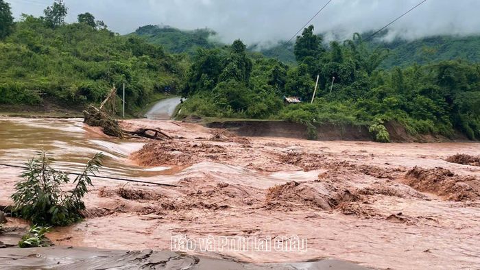 Ảnh hưởng mưa lớn, cầu Nậm Ngá (xã Nậm Mạ) vẫn chưa thể kết nối giao thông.