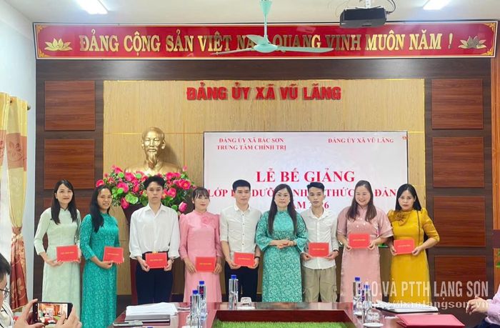 Lãnh đạo Trung tâm Chính trị xã Bắc Sơn trao chứng nhận cho các học viên lớp bồi dưỡng nhận thức về Đảng năm 2026