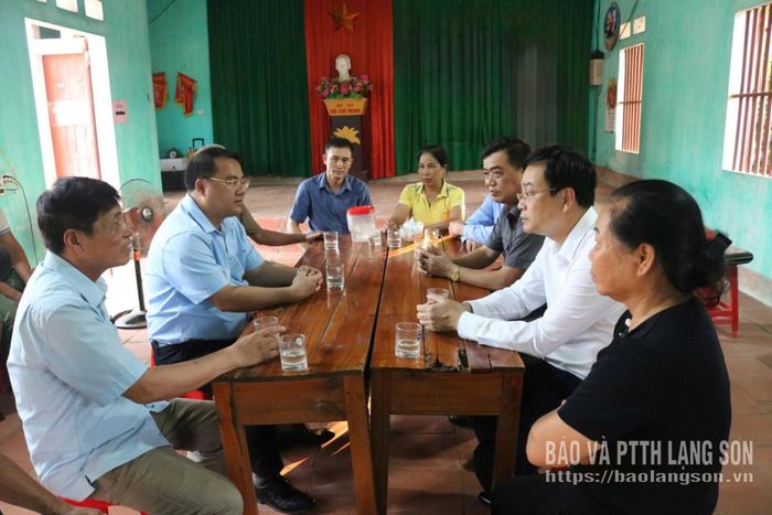 Đồng chí Vũ Hoàng Quý, Ủy viên Ban Thường vụ Tỉnh ủy, Chủ nhiệm Ủy ban Kiểm tra Tỉnh ủy (người thứ 2 bên phải) nắm bắt tâm tư, nguyện vọng của người hoạt động không chuyên trách trên địa bàn xã Tuấn Sơn