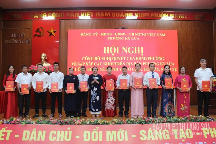 Lãnh đạo UBND phường Kỳ Lừa trao quyết định cho các trưởng khối sau sắp xếp