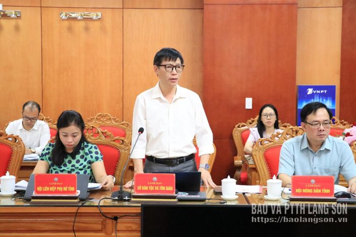 Lãnh đạo Sở Dân tộc và Tôn giáo phát biểu tại phiên họp