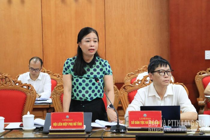 Lãnh đạo Hội Liên hiệp Phụ nữ tỉnh phát biểu tại phiên họp