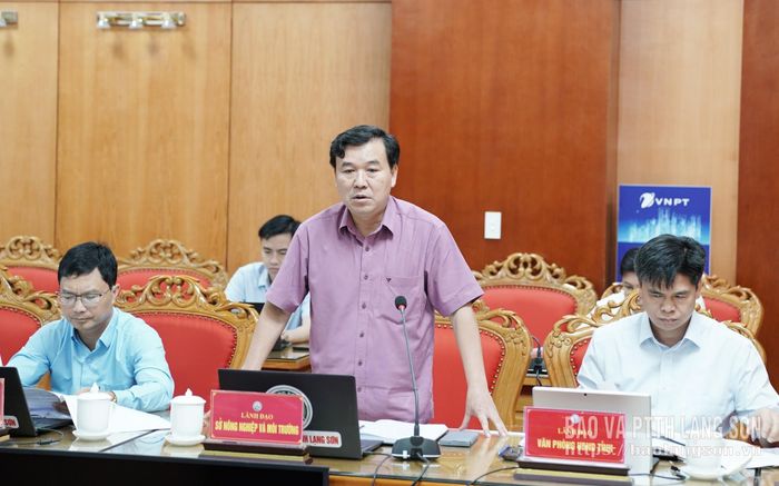 Lãnh đạo Sở Nông nghiệp và Môi trường báo cáo một số nội dung liên quan tại cuộc họp