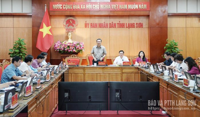 Đồng chí Nguyễn Cảnh Toàn, Phó Bí thư Tỉnh ủy, Chủ tịch UBND tỉnh chủ trì cuộc họp