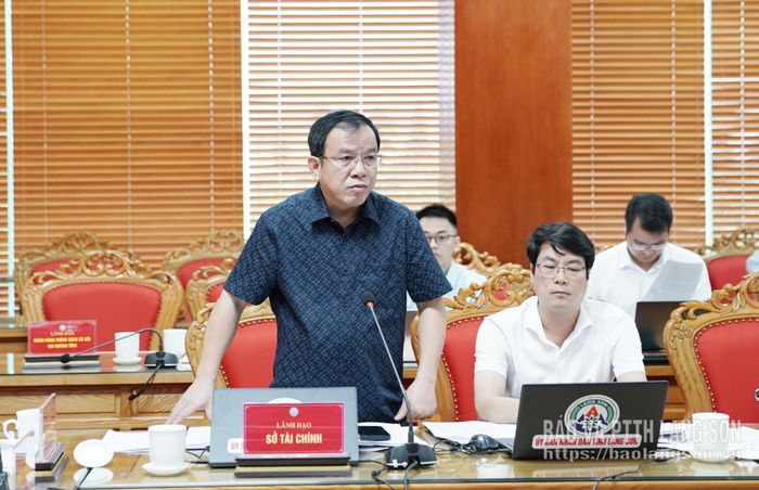 Lãnh đạo Sở Tài chính báo cáo các nội dung liên quan tại cuộc họp