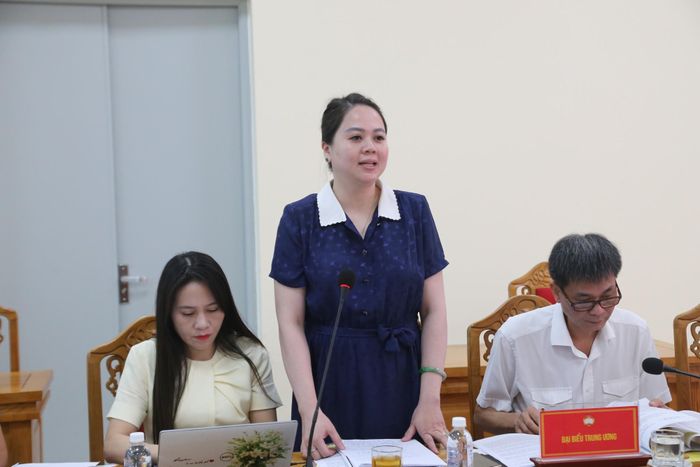 Thành viên đoàn kiểm tra Ủy ban Trung ương MTTQ Việt Nam trao đổi tại buổi kiểm tra
