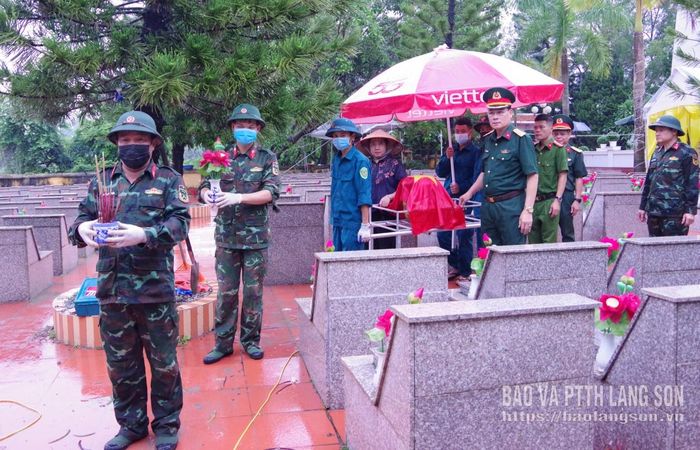 Đồng chí Chỉ huy trưởng Bộ CHQS tỉnh cùng các lực lượng thực hiện nhiệm vụ tiến hành nghi thức hoàn mộ sau khi lấy mẫu sinh phẩm hài cốt liệt sĩ tại Nghĩa trang Liệt sĩ Cao Lộc