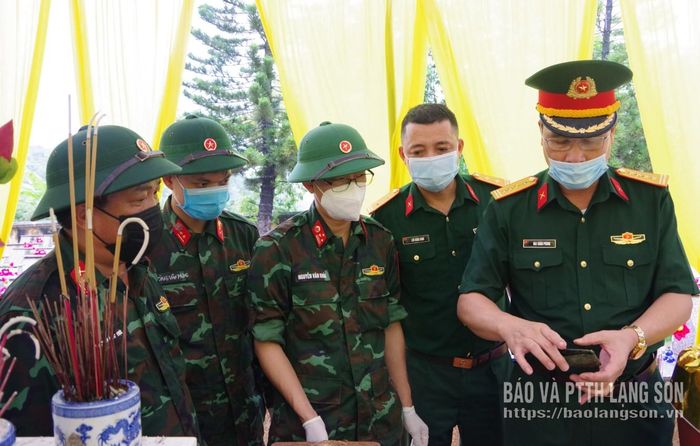 Đồng chí Chỉ huy trưởng Bộ CHQS tỉnh trực tiếp kiểm tra di vật còn lưu lại (chiếc ví da) tại phần mộ của liệt sĩ chưa xác định được thông tin tại nghĩa trang liệt sĩ Cao Lộc