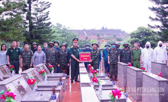 Đồng chí Chỉ huy trưởng Bộ CHQS tỉnh tặng quà động viên các lực lượng thực hiện nhiệm vụ tại Nghĩa trang Liệt sĩ Cao Lộc