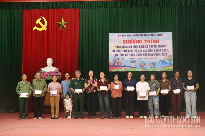 Lãnh đạo UBND phường Đông Kinh trao quà cho các hộ có hoàn cảnh khó khăn, gia đình chính sách, người có công trên địa bàn phường