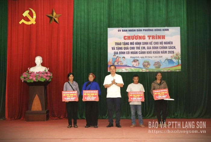 Đồng chí Phùng Quang Hội, Ủy viên Ban Thường vụ Tỉnh ủy, Bí thư Đảng ủy phường Đông Kinh trao mô hình sinh kế cho 4 hộ nghèo trên địa bàn phường
