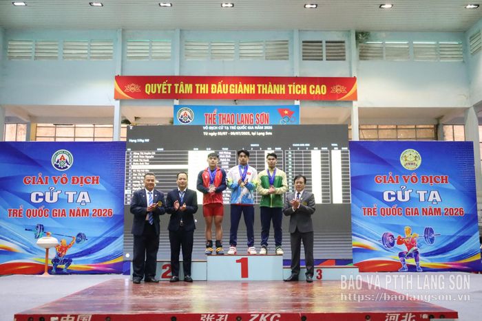 Đại diện Ban Tổ chức trao giải cho các VĐV xuất sắc nhất hạng cân 65 kg nam