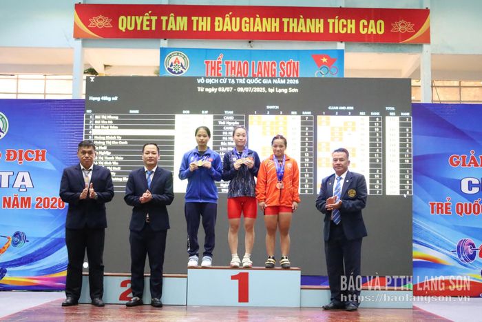 Đại diện Ban Tổ chức trao giải cho các VĐV xuất sắc nhất hạng cân 48 kg nữ