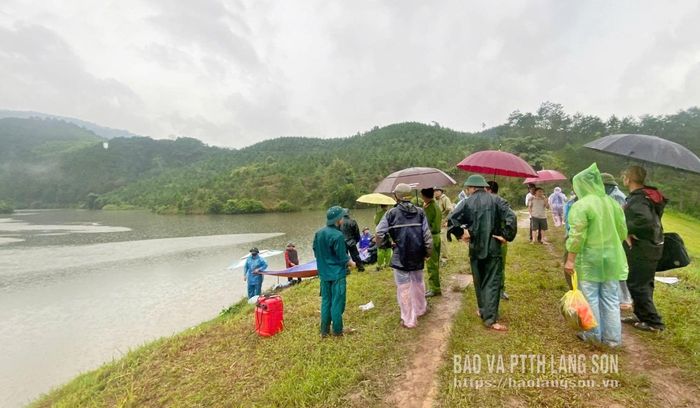 Lực lượng chức năng đưa nạn nhân lên bờ, chuẩn bị các thủ tục cần thiết để bàn giao cho gia đình