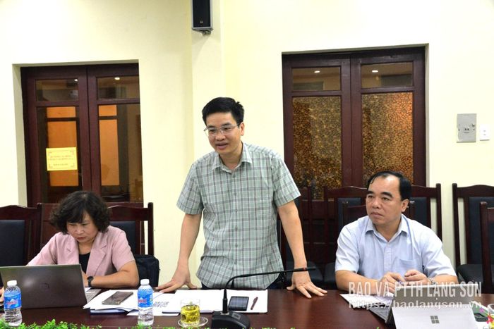 Lãnh đạo Sở Nông nghiệp và Môi trường phát biểu đóng góp ý kiến tại cuộc họp