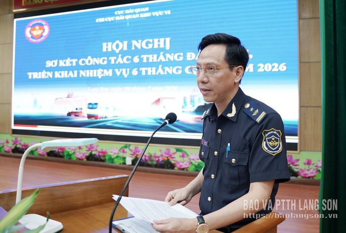 Đại diện Hải quan cửa khẩu quốc tế Hữu Nghị trao đổi về công tác thu thuế XNK qua cửa khẩu tại hội nghị