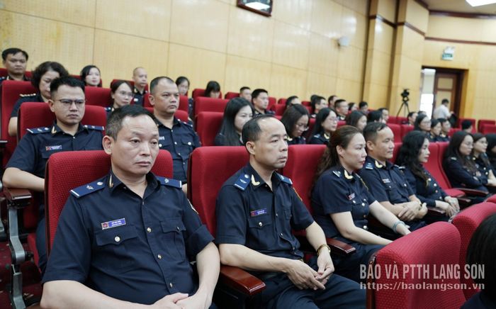 Cán bộ, công chức thuộc Chi cục Hải quan khu vực VI dự hội nghị