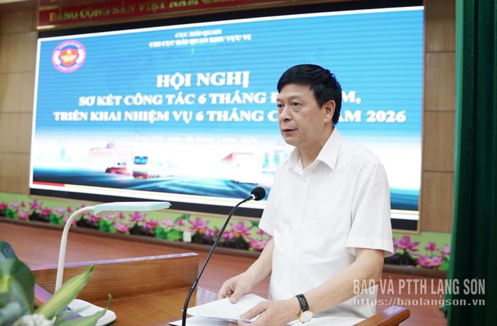 Lãnh đạo Ban Quản lý khu KTCK Đồng Đăng - Lạng Sơn trao đổi một số nội dung về công tác phối hợp quản lý hoạt động XNK hàng hóa qua các cửa khẩu tại hội nghị