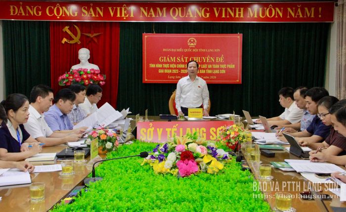 Đồng chí Nguyễn Đặng Ân, Ủy viên Ủy ban Khoa học, Công nghệ và Môi trường của Quốc hội, Phó Trưởng đoàn chuyên trách Đoàn ĐBQH tỉnh phát biểu tại buổi giám sát