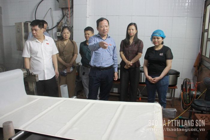 Đoàn khảo sát thực tế công tác bảo đảm ATTP tại cơ sở sản xuất bánh phở của hộ kinh doanh Nguyễn Văn Thủy (phường Kỳ Lừa)