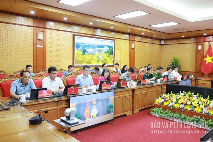 Các đại biểu tại điểm cầu Lạng Sơn theo dõi chương trình hội nghị
