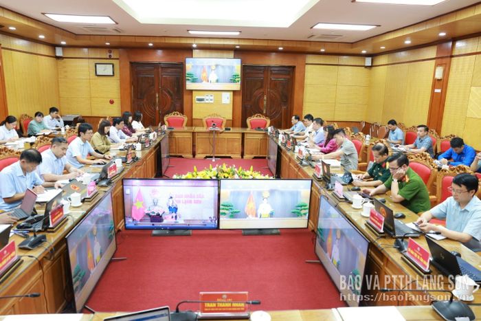 Các đại biểu dự tại điểm cầu tỉnh nghe kết luận hội nghị