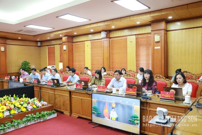 Các đại biểu tại điểm cầu Lạng Sơn nghe ý kiến phát biểu tại hội nghị