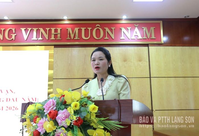 Đồng chí Trưởng Ban xây dựng đảng Đảng ủy phường Đông Kinh phát biểu tại hội nghị