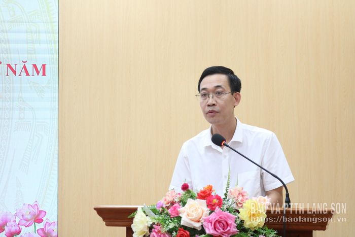 Bí thư Đảng ủy, Chủ tịch HĐND phường Lương Văn Tri phát biểu tại hội nghị